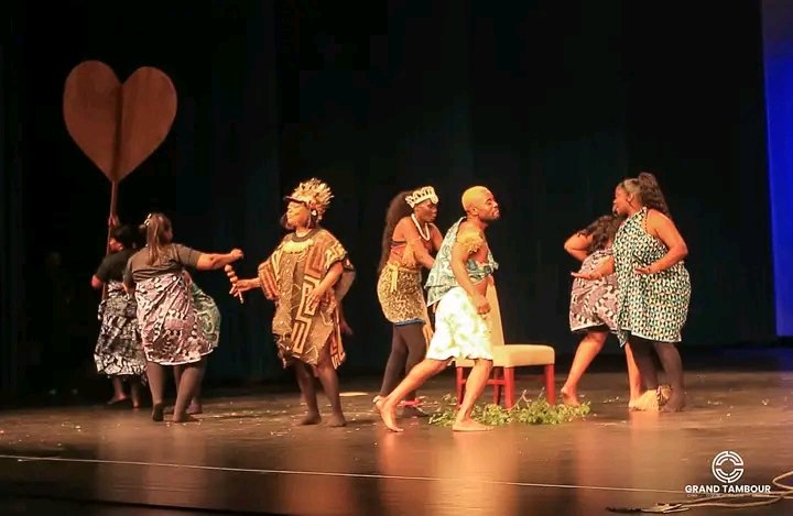 Le Grand Tambour accueille Sila Bisalu dans un spectacle théâtral captivant.