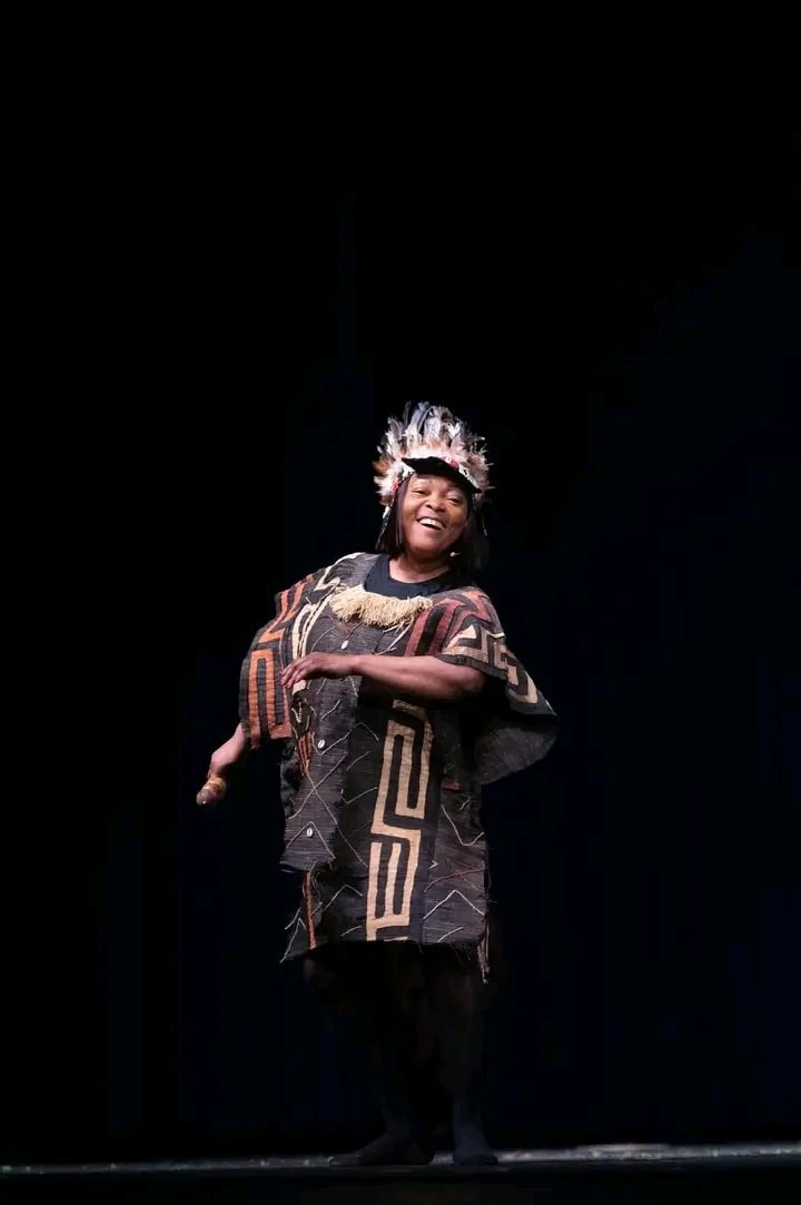 Le Grand Tambour accueille Sila Bisalu dans un spectacle théâtral captivant.