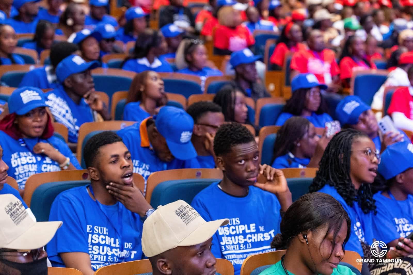 Les Jeunes Adultes Seuls en conférence au Grand Tambour.